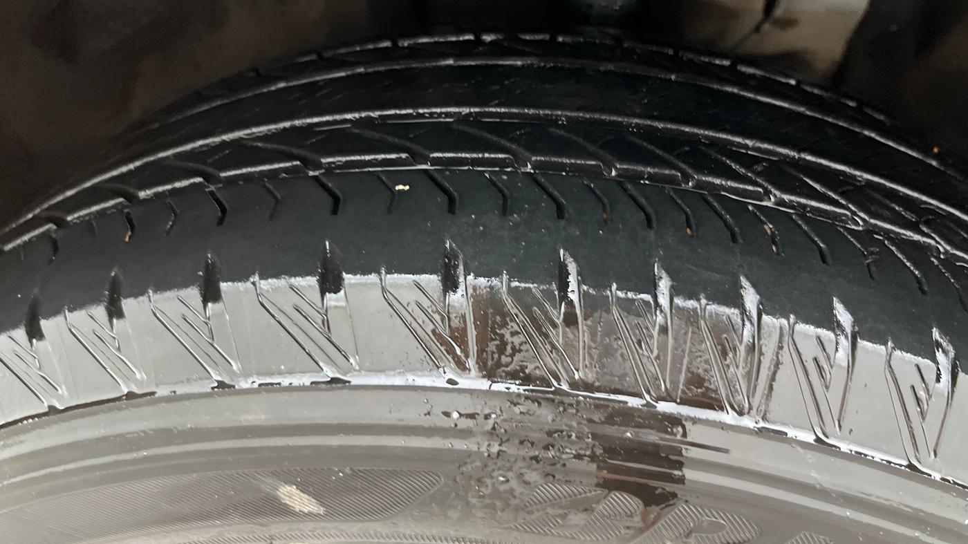 2022 Mahindra XUV700 AX 7 P AT 7 STR, Petrol, Automatic, 78,980 km, Left Front Tyre Tread