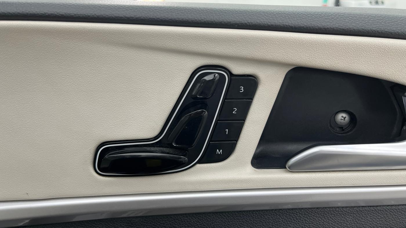 2022 Mahindra XUV700 AX 7 P AT 7 STR, Petrol, Automatic, 78,980 km, Driver Side Adjustment Panel
