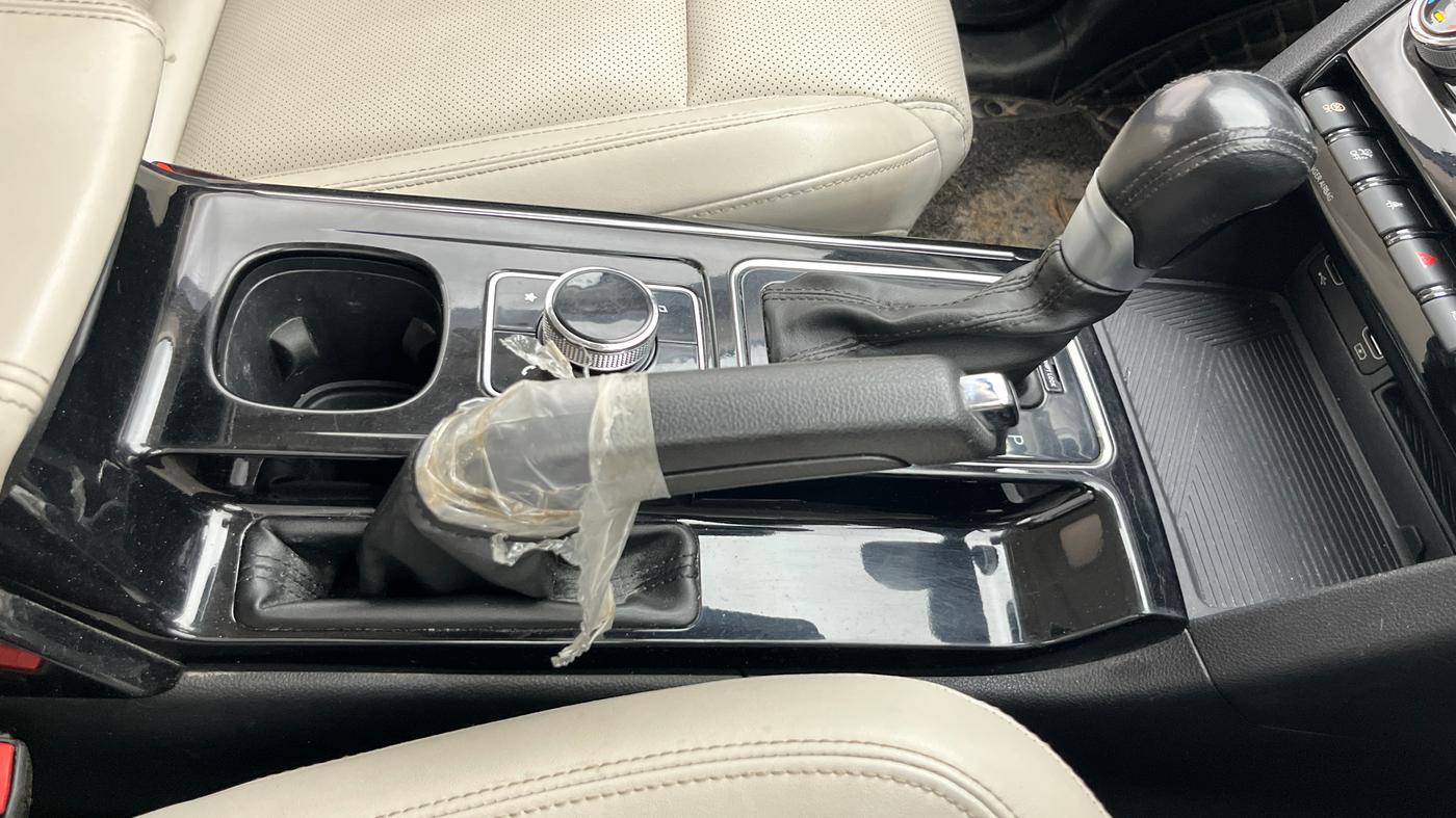 2022 Mahindra XUV700 AX 7 P AT 7 STR, Petrol, Automatic, 78,980 km, Gear Lever