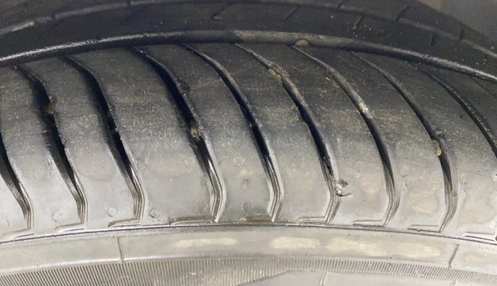 2017 Hyundai Grand i10 SPORTZ (O) AT 1.2 KAPPA VTVT, Petrol, Automatic, 39,814 km, Right Front Tyre Tread