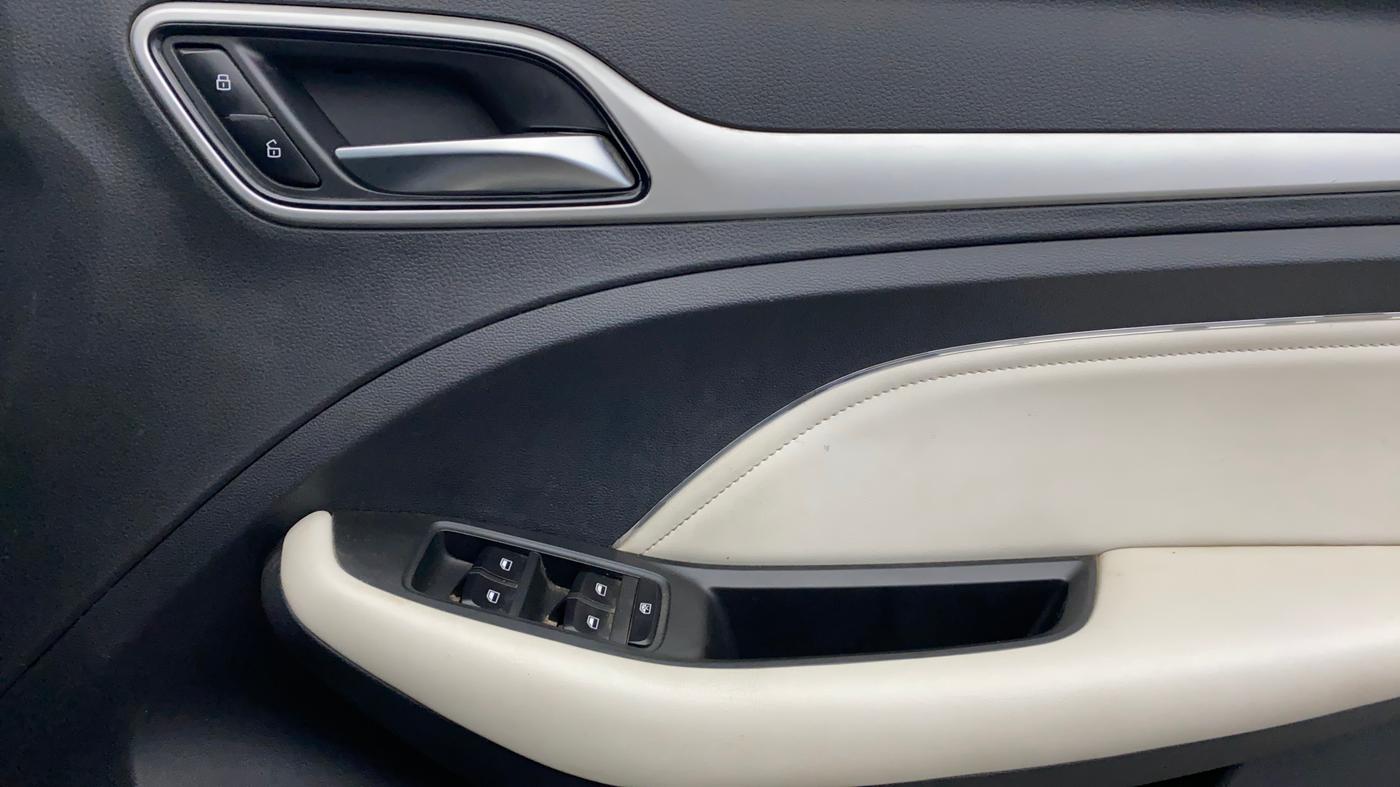2022 MG ASTOR SUPER EX 1.5 MT, Petrol, Manual, 28,678 km, Driver Side Door Panels Control