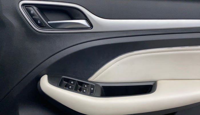 2022 MG ASTOR SUPER EX 1.5 MT, Petrol, Manual, 28,678 km, Driver Side Door Panels Control