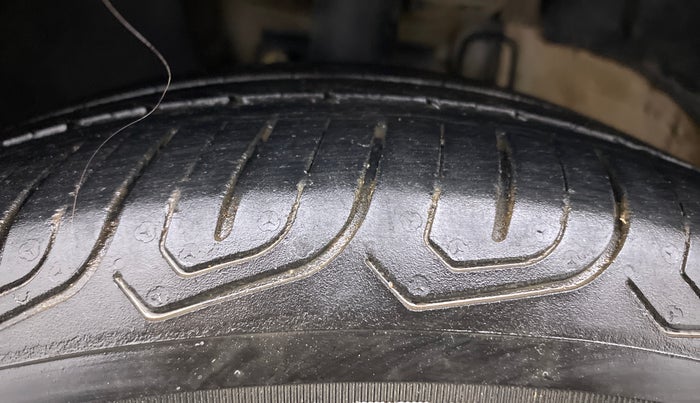 2017 Volkswagen Vento HIGHLINE 1.2 TSI AT, Petrol, Automatic, 86,330 km, Left Front Tyre Tread