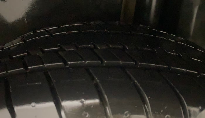 2015 Maruti Ciaz VDI+ SHVS, Diesel, Manual, 1,27,560 km, Left Rear Tyre Tread