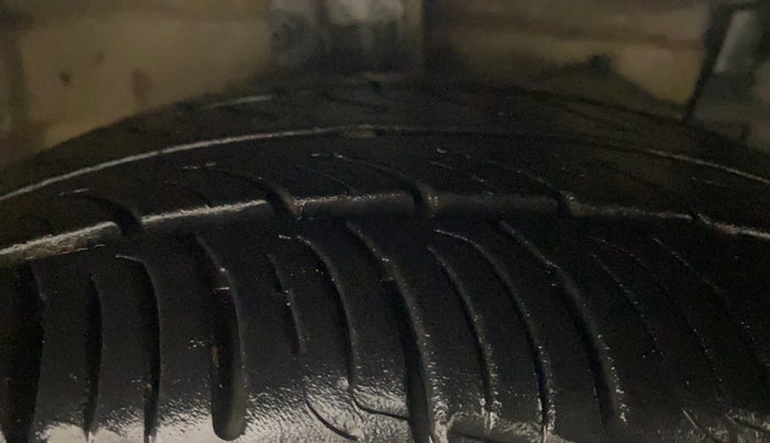 2015 Maruti Ciaz VDI+ SHVS, Diesel, Manual, 1,27,560 km, Right Front Tyre Tread