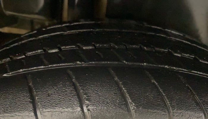 2015 Maruti Ciaz VDI+ SHVS, Diesel, Manual, 1,27,560 km, Right Rear Tyre Tread