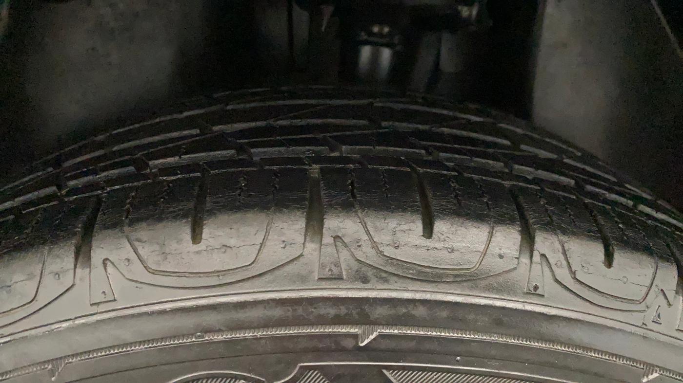 2017 Jeep Compass LIMITED 1.4 PETROL AT, Petrol, Automatic, 50 km, Left Rear Tyre Tread