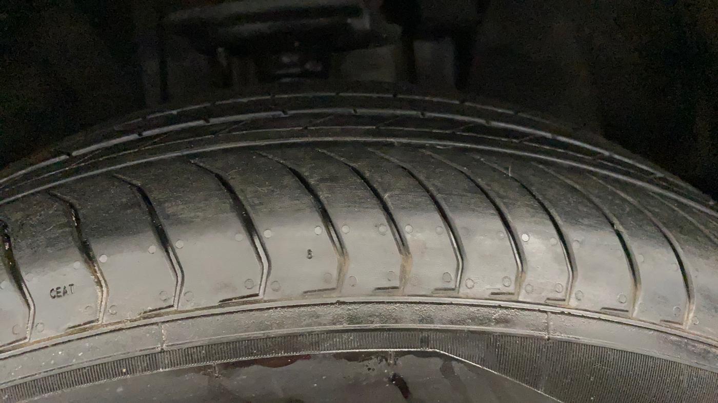 2017 Jeep Compass LIMITED 1.4 PETROL AT, Petrol, Automatic, 50 km, Right Front Tyre Tread