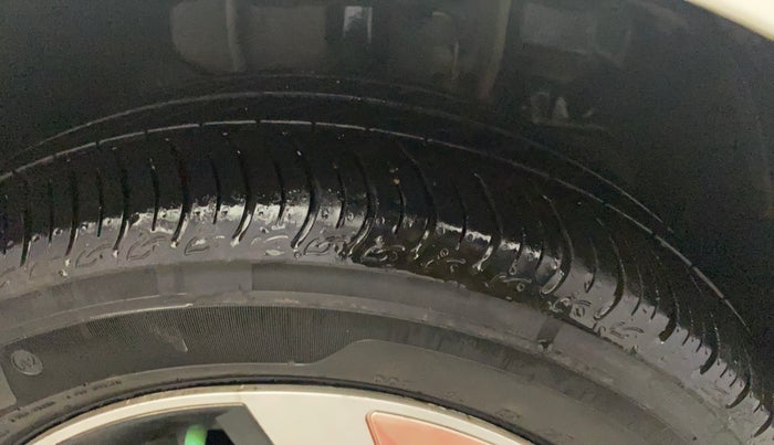 2017 Tata Tiago WIZZ EDITION PETROL, Petrol, Manual, 41,847 km, Right Front Tyre Tread