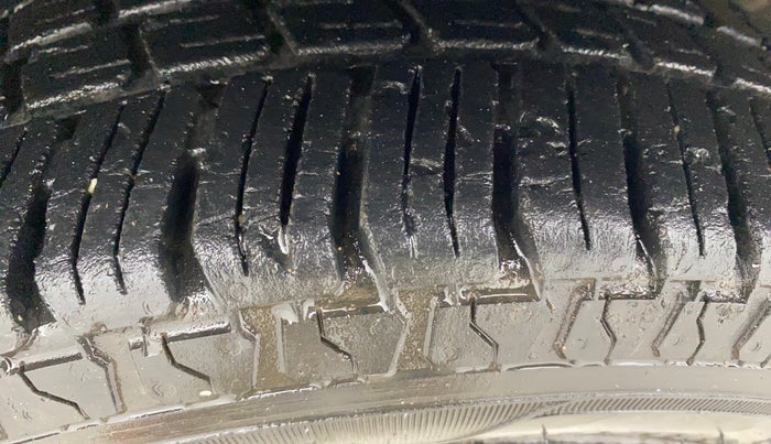 2018 Hyundai Eon MAGNA +, Petrol, Manual, 23,509 km, Left Front Tyre Tread