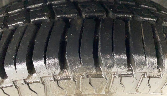 2018 Hyundai Eon MAGNA +, Petrol, Manual, 23,509 km, Right Front Tyre Tread