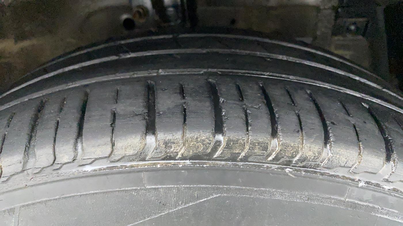 2013 Maruti Ertiga VXI, Petrol, Manual, 96,956 km, Right Front Tyre Tread