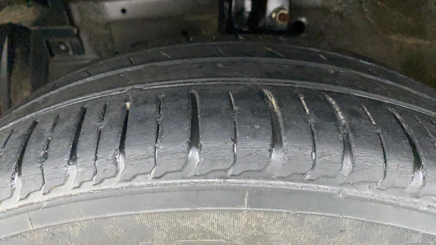 2013 Maruti Ertiga VXI, Petrol, Manual, 96,956 km, Left Front Tyre Tread