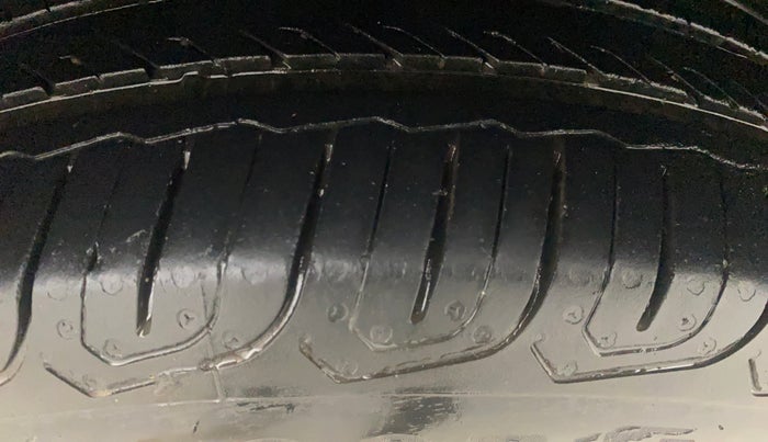 2016 Volkswagen Vento HIGHLINE 1.6 MPI, Petrol, Manual, 79,037 km, Left Rear Tyre Tread