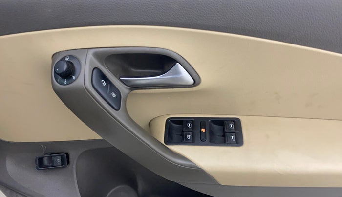 2016 Volkswagen Vento HIGHLINE 1.6 MPI, Petrol, Manual, 79,037 km, Driver Side Door Panels Control