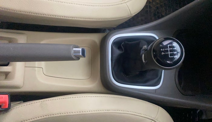 2016 Volkswagen Vento HIGHLINE 1.6 MPI, Petrol, Manual, 79,037 km, Gear Lever