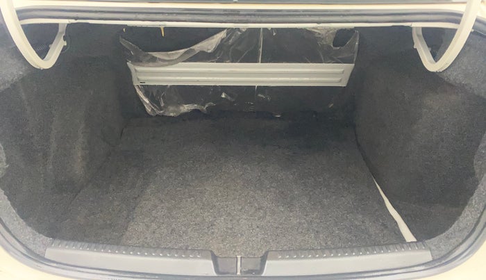 2016 Volkswagen Vento HIGHLINE 1.6 MPI, Petrol, Manual, 79,037 km, Boot Inside