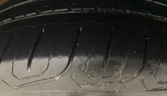 2016 Volkswagen Vento HIGHLINE 1.6 MPI, Petrol, Manual, 79,037 km, Right Front Tyre Tread