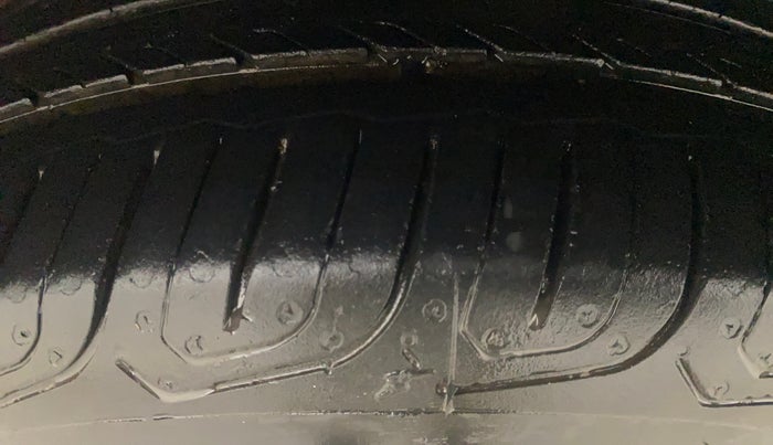 2016 Volkswagen Vento HIGHLINE 1.6 MPI, Petrol, Manual, 79,037 km, Left Front Tyre Tread