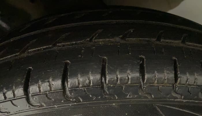 2017 Renault Kwid RXT 0.8, CNG, Manual, 64,465 km, Left Front Tyre Tread