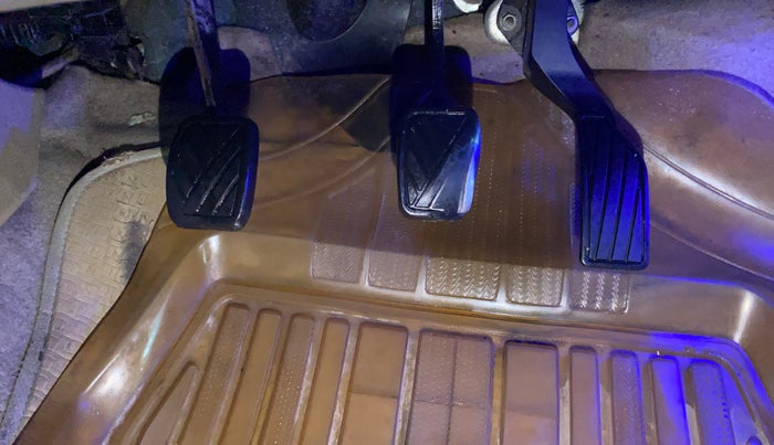 2016 Maruti Swift Dzire LXI (O), Petrol, Manual, 85,320 km, Pedals