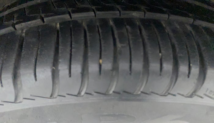 2013 Volkswagen Vento HIGHLINE 1.6 MPI, Petrol, Manual, 92,045 km, Left Front Tyre Tread