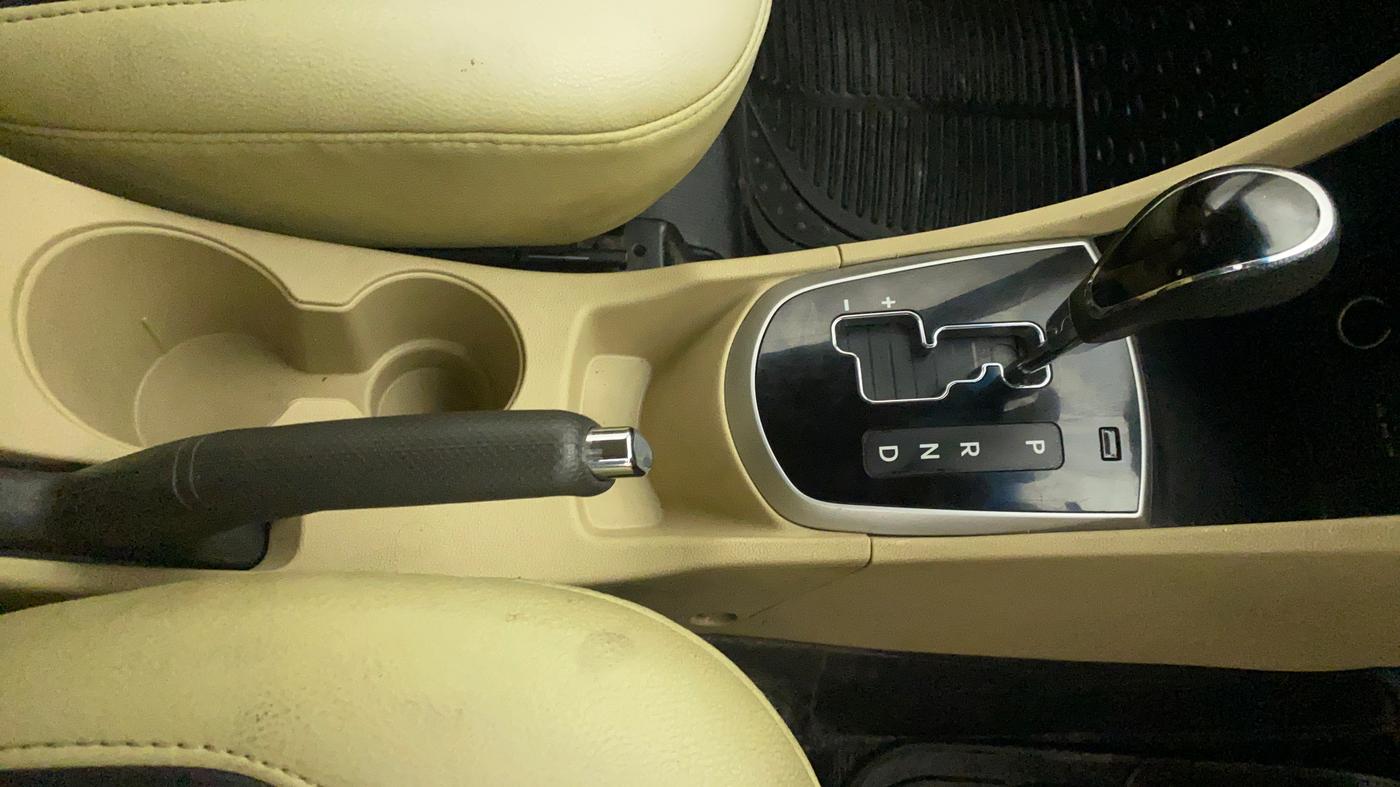2014 Hyundai Verna FLUIDIC 1.6 CRDI SX AT, Diesel, Automatic, 54,858 km, Gear Lever