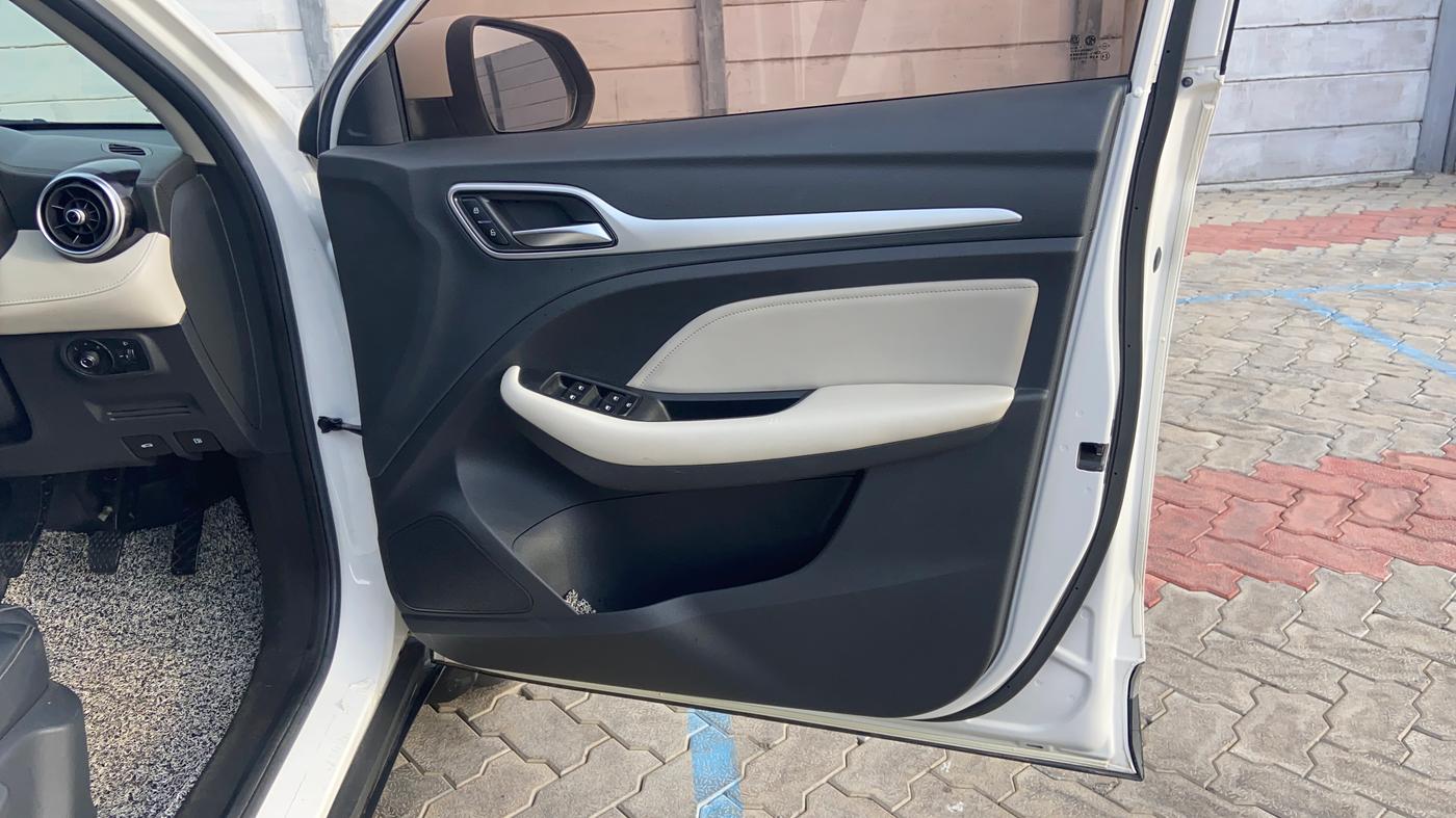 2022 MG ASTOR SUPER 1.5 MT, Petrol, Manual, 44,904 km, Driver Side Door Panels Control