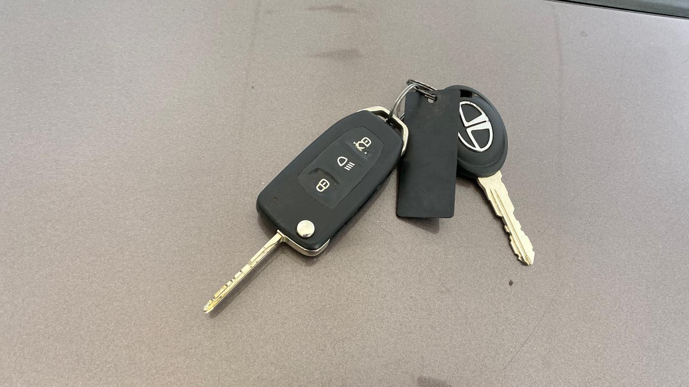2016 Tata Tiago XZ PETROL, Petrol, Manual, 22,604 km, Key Close Up