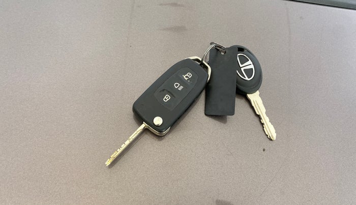 2016 Tata Tiago XZ PETROL, Petrol, Manual, 22,545 km, Key Close Up