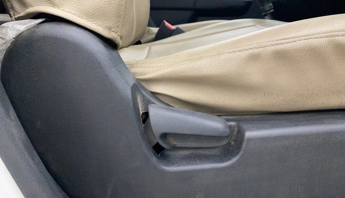 2016 Maruti Wagon R 1.0 LXI CNG, CNG, Manual, 1,04,598 km, Driver Side Adjustment Panel