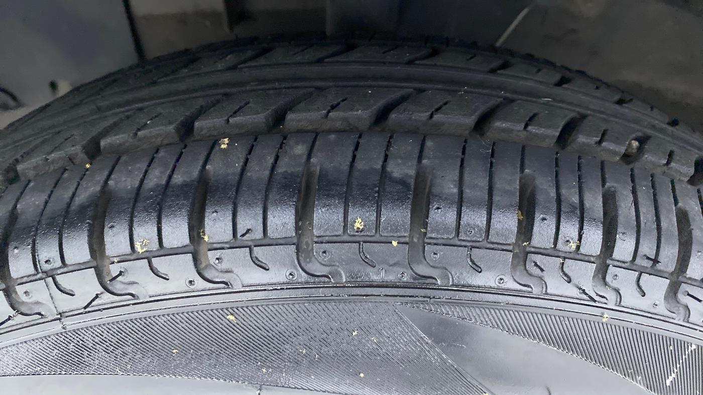 2017 Renault Kwid RXT 1.0 EASY-R AT OPTION, Petrol, Automatic, 7,657 km, Left Front Tyre Tread