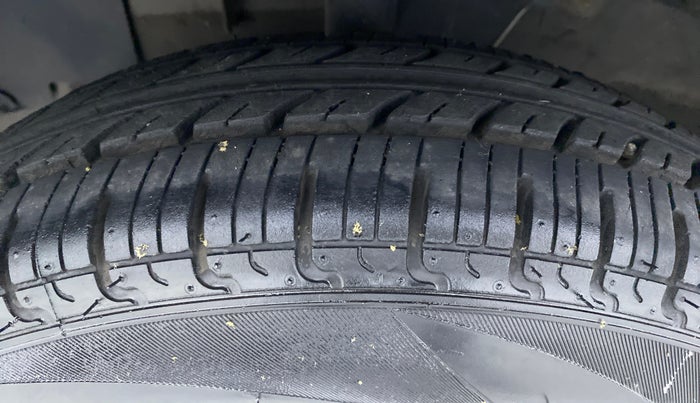 2017 Renault Kwid RXT 1.0 EASY-R AT OPTION, Petrol, Automatic, 7,657 km, Left Front Tyre Tread