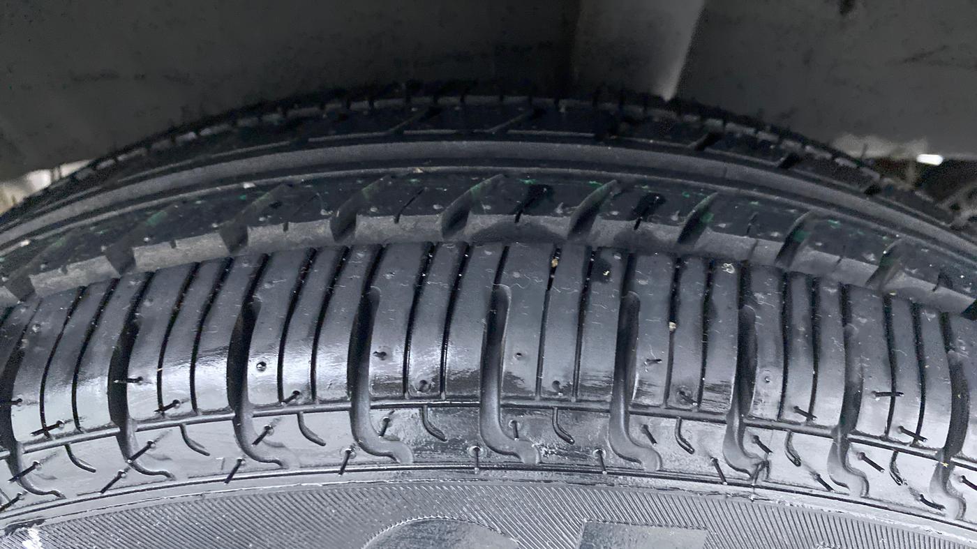 2017 Renault Kwid RXT 1.0 EASY-R AT OPTION, Petrol, Automatic, 7,657 km, Left Rear Tyre Tread