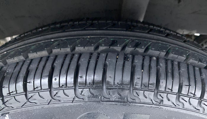 2017 Renault Kwid RXT 1.0 EASY-R AT OPTION, Petrol, Automatic, 7,657 km, Left Rear Tyre Tread