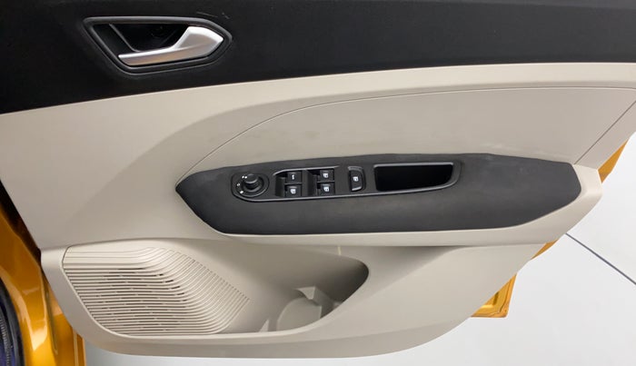 2021 Renault TRIBER 1.0 RXZ, Petrol, Manual, 3,222 km, Driver Side Door Panels Control