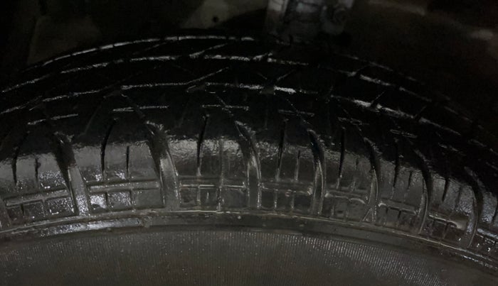 2017 Maruti Swift LXI (O), Petrol, Manual, 52,840 km, Left Front Tyre Tread