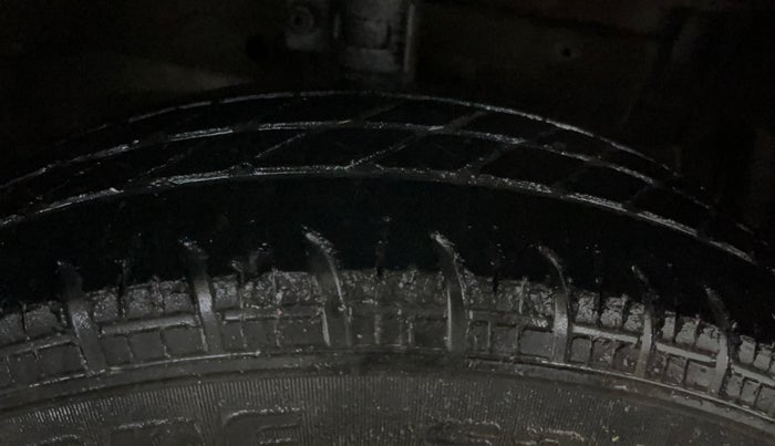 2017 Maruti Swift LXI (O), Petrol, Manual, 52,840 km, Right Front Tyre Tread