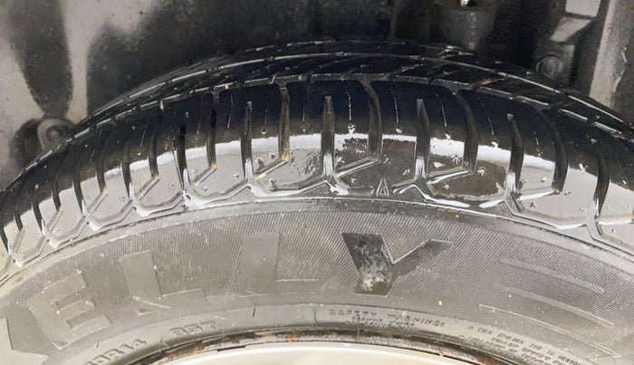 2014 Maruti Swift VXI, Petrol, Manual, 73,370 km, Left Rear Tyre Tread