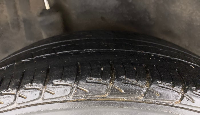 2012 Honda Brio S MT, Petrol, Manual, 1,08,907 km, Right Rear Tyre Tread