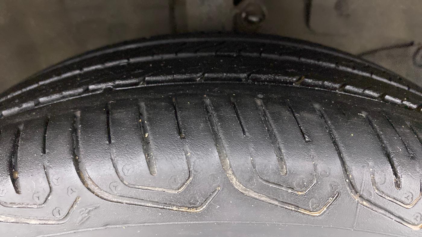 2012 Honda Brio S MT, Petrol, Manual, 1,08,907 km, Right Front Tyre Tread