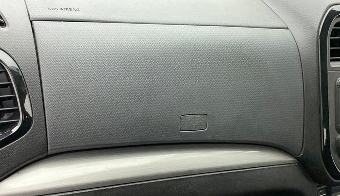 2018 Maruti Vitara Brezza ZDI AMT, Diesel, Automatic, 50,829 km, Dashboard - Glove box cover not functional