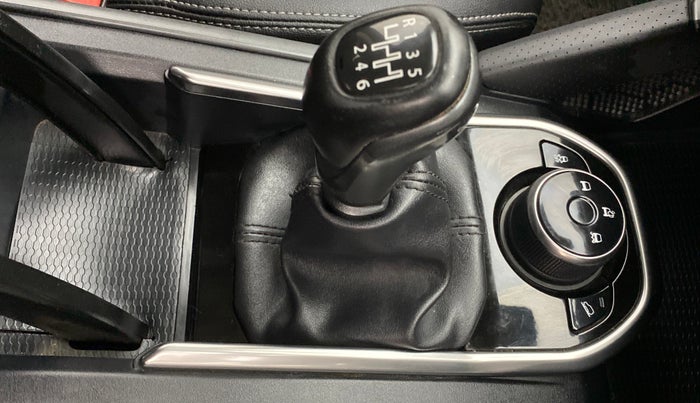 2021 Tata Harrier XZ+ DARK EDITION, Diesel, Manual, 28,918 km, Gear lever - Boot Cover minor damage