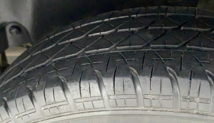 2015 Maruti Swift LXI, Petrol, Manual, 55,080 km, Left Rear Tyre Tread
