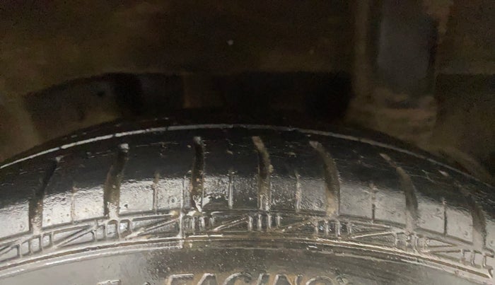 2017 Hyundai Eon MAGNA +, Petrol, Manual, 50,887 km, Left Rear Tyre Tread