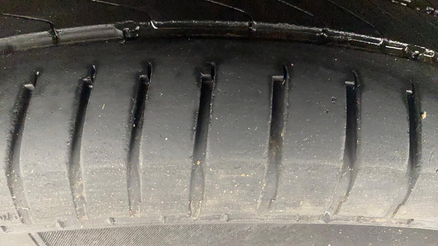 2019 Volkswagen Ameo HIGHLINE PLUS 1.5L AT 16 ALLOY, Diesel, Automatic, 1,11,009 km, Left Front Tyre Tread