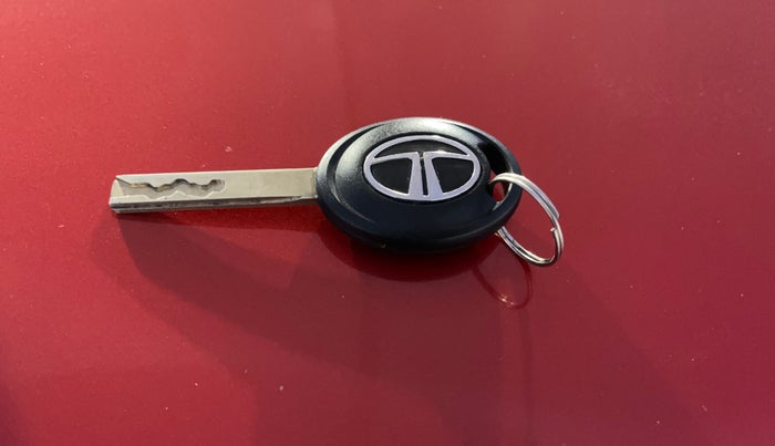 2020 Tata ALTROZ XE PETROL, Petrol, Manual, 31,534 km, Key Close Up