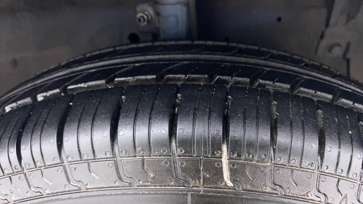 2014 Maruti Swift VXI D, Petrol, Manual, 56,441 km, Right Front Tyre Tread