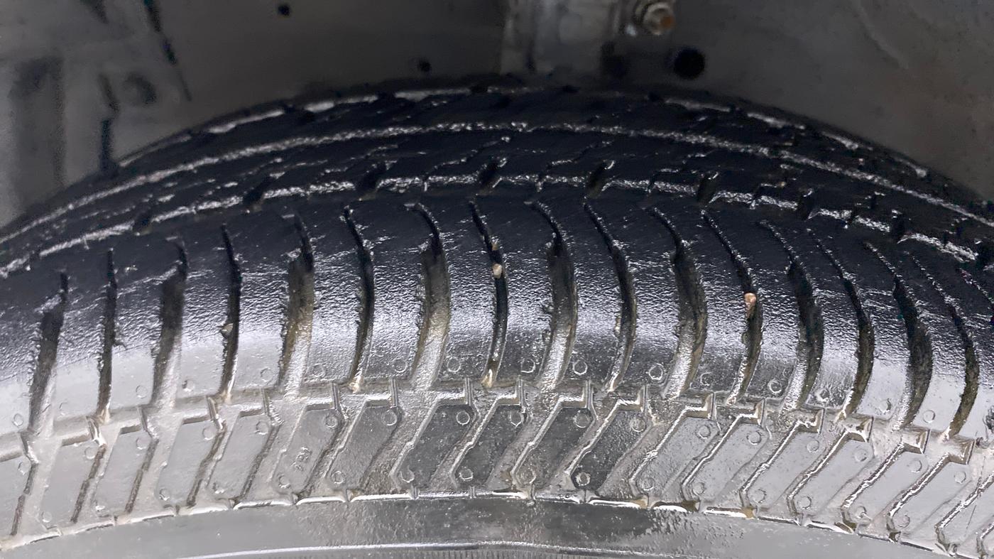 2014 Maruti Swift VXI D, Petrol, Manual, 56,441 km, Left Front Tyre Tread