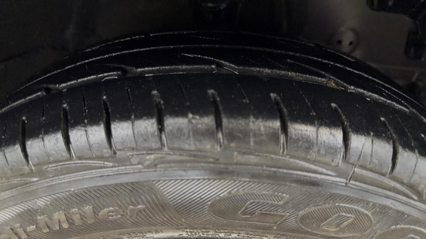 2014 Hyundai Eon ERA +, Petrol, Manual, 66,695 km, Right Front Tyre Tread